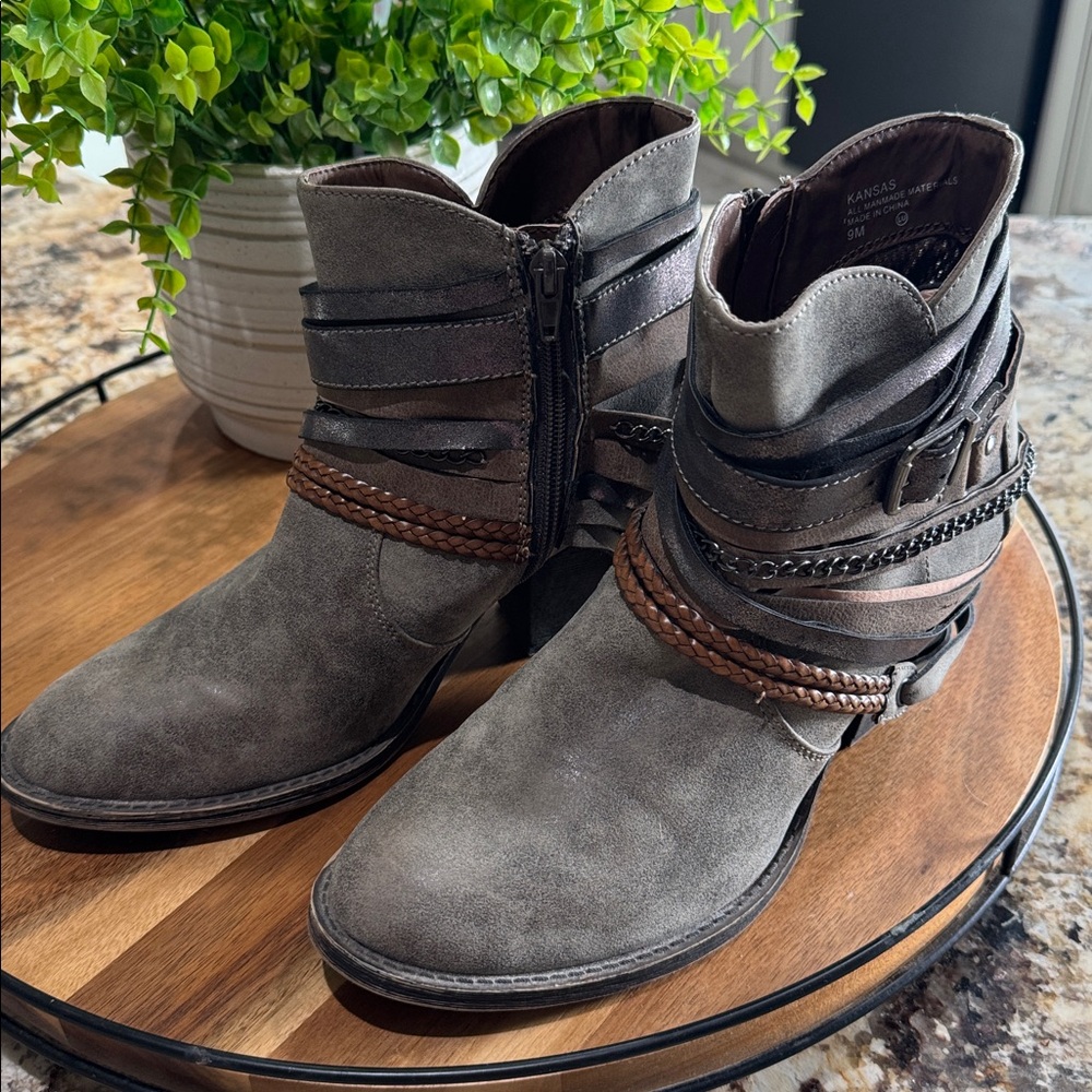 Kaanas by BKE Buckle store Gray and Brown Leather Boots